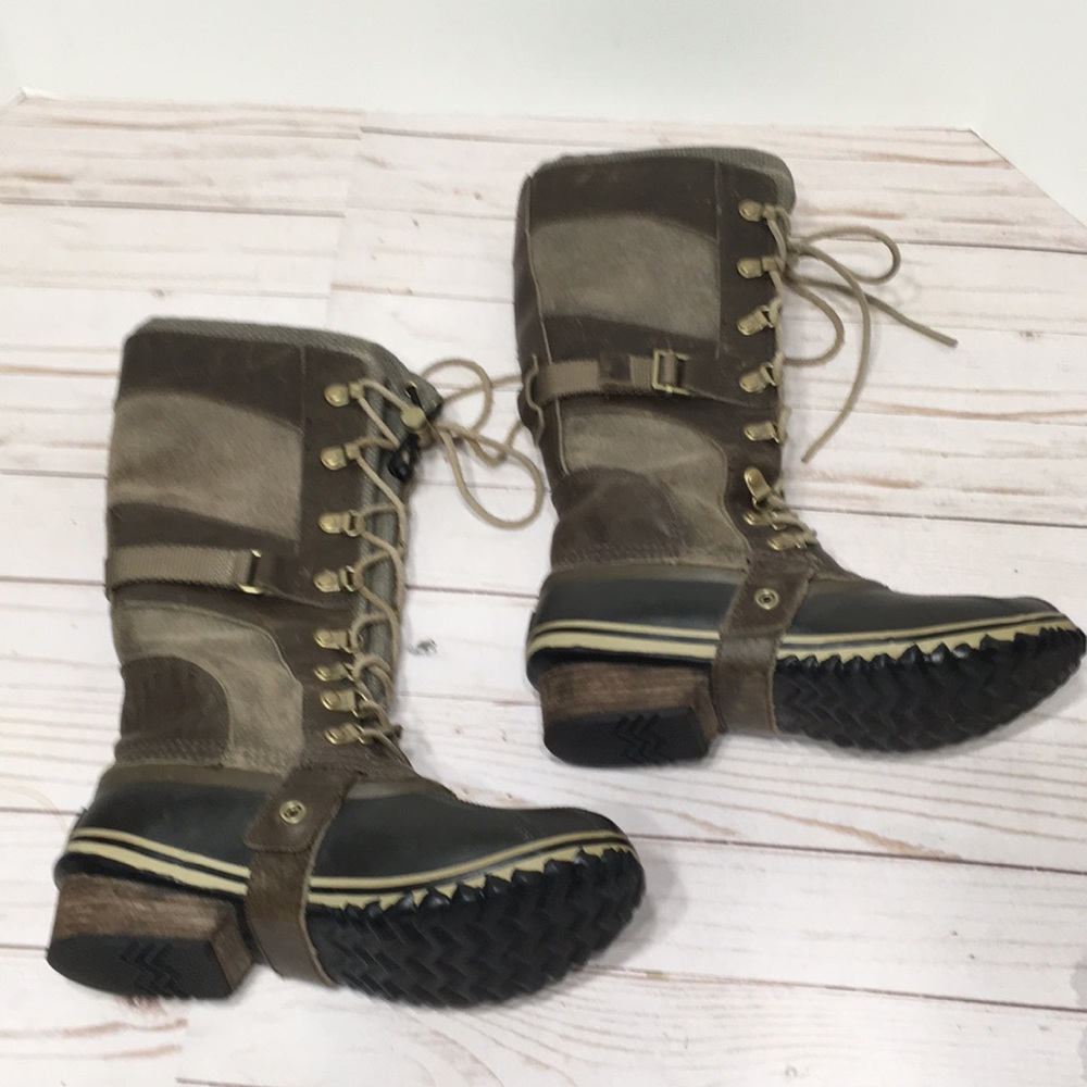 Sorel Lace up boot